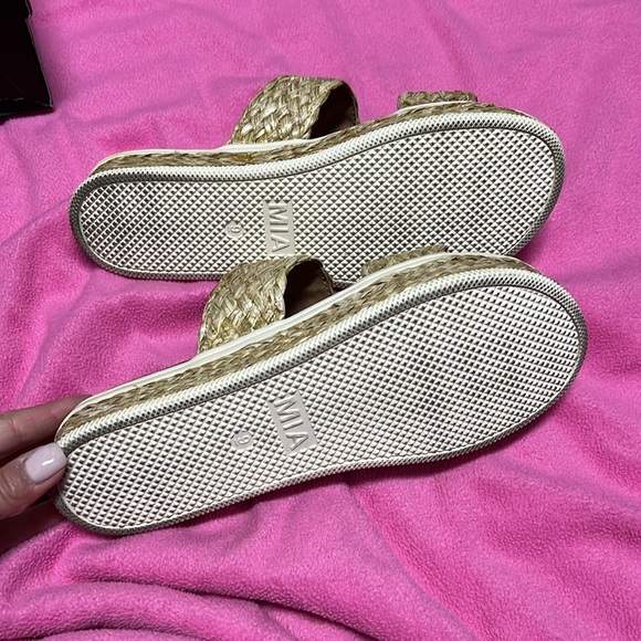 MIA beach sandals slides size 9 worn once for photo shoot! - Picture 4 of 4